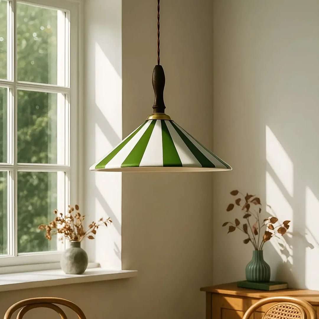 Suspension luminaire nadhy style vintage avec abat-jour conique rayé vert et blanc finitions bois sombre