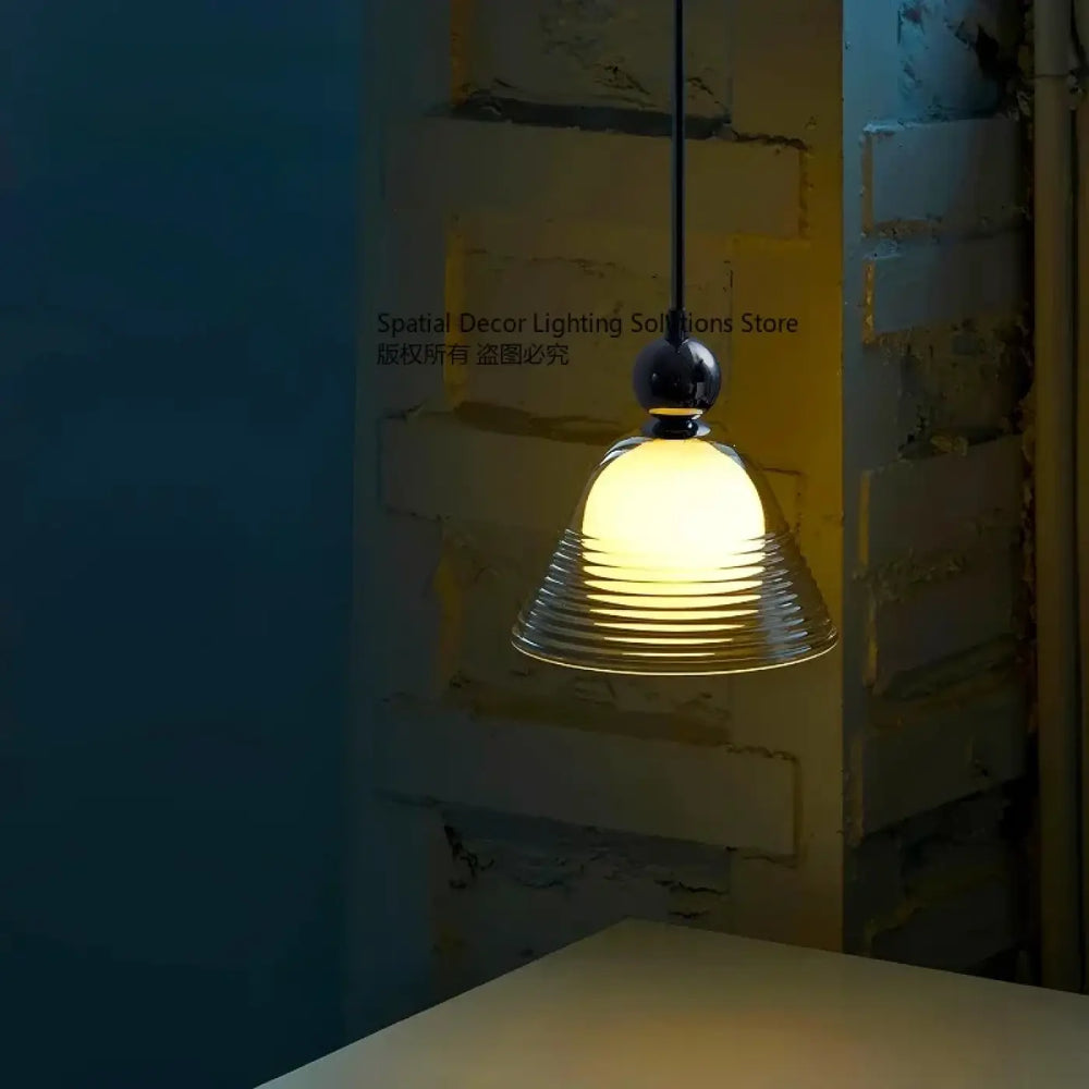 Suspension luminaire sunli avec abat-jour en verre transparent à reliefs concentriques et top sphérique noir élégant