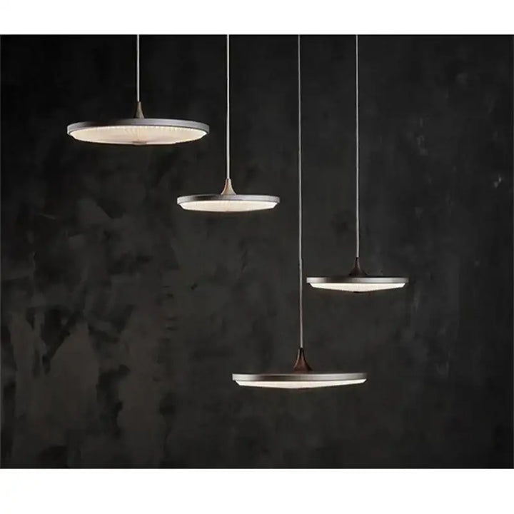 Suspension luminaire ronde design moderne en noir et blanc