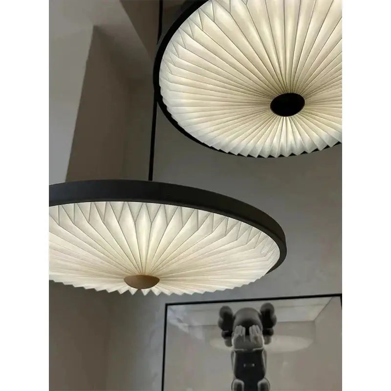 Suspension luminaire ronde design moderne en noir et blanc