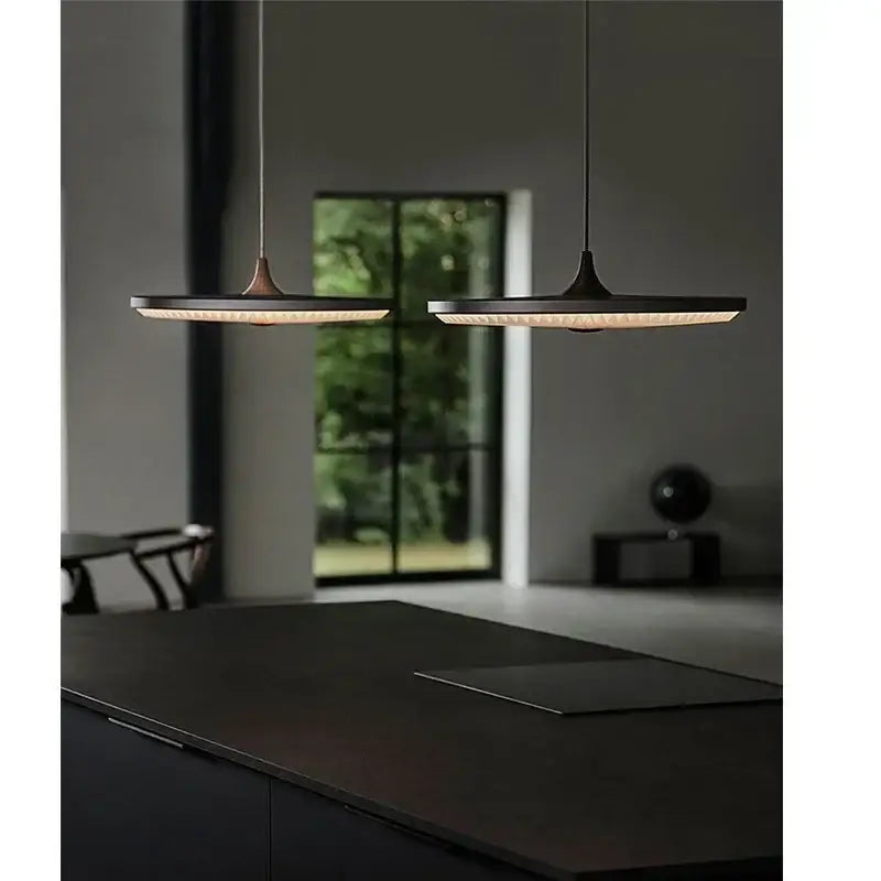 Suspension luminaire ronde design moderne en noir et blanc
