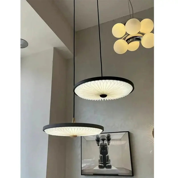 Suspension luminaire ronde design moderne en noir et blanc