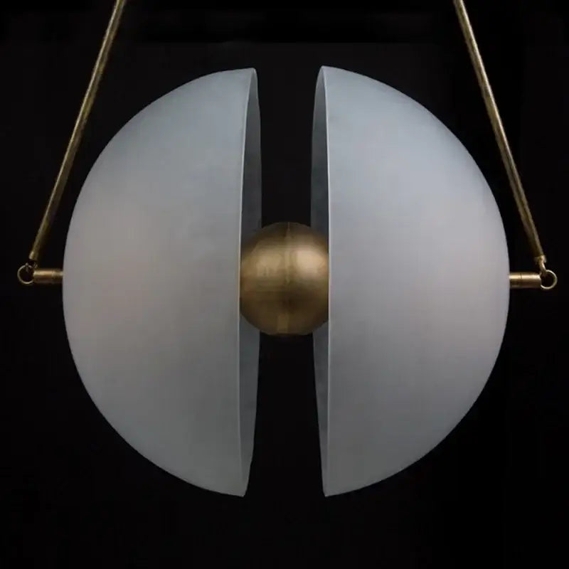 Suspension luminaire ronde en verre opalin et laiton doré élégant