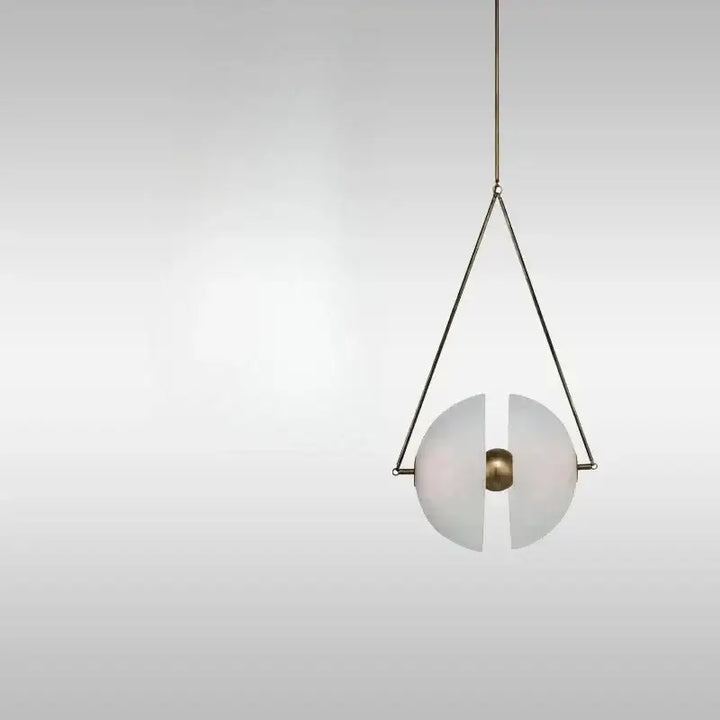 Suspension luminaire ronde en verre opalin et laiton doré élégant