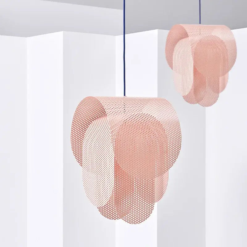 Suspension luminaire rose effet grillage au style original