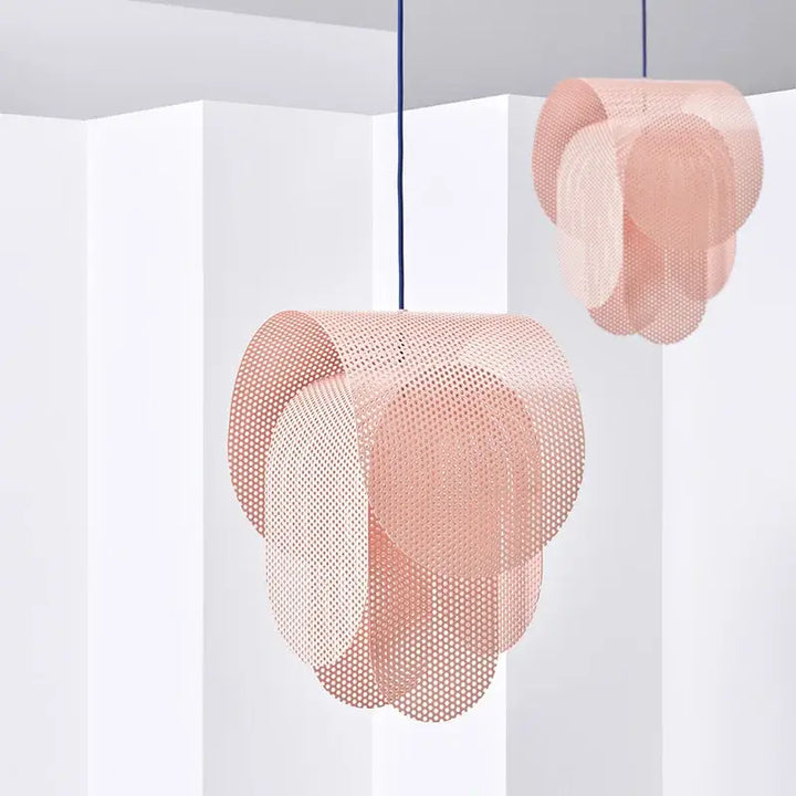 Suspension luminaire rose effet grillage au style original
