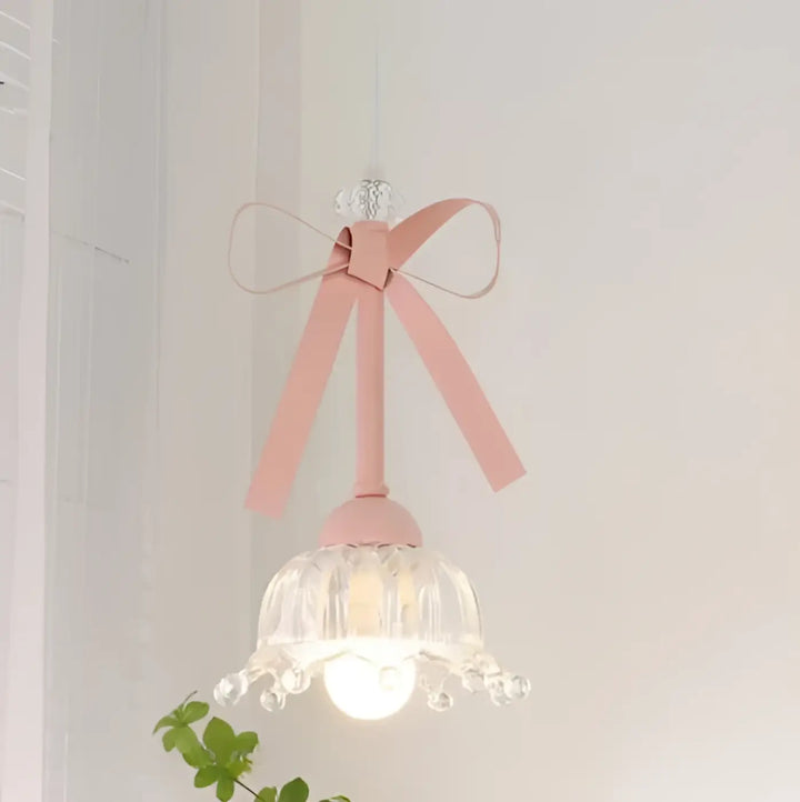 Suspension luminaire sissi en rose poudré avec nœud décoratif et abat-jour style lustre en cristal délicat