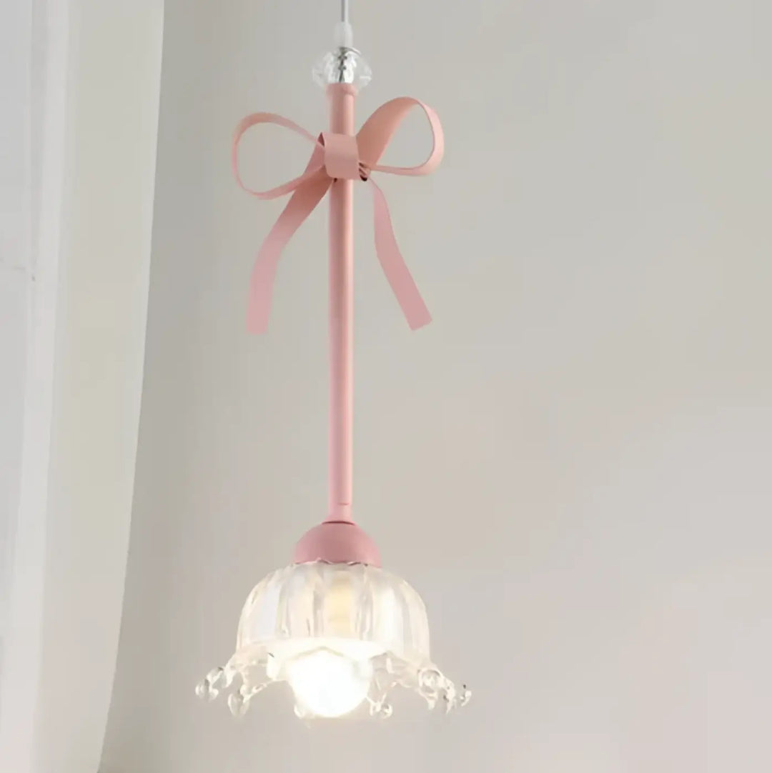 Suspension luminaire sissi avec pendentif en cristal fleur rose poudré et nœud décoratif en ruban rose