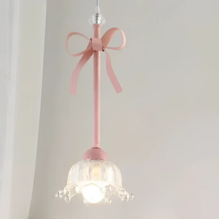 Suspension luminaire sissi avec pendentif en cristal fleur rose poudré et nœud décoratif en ruban rose