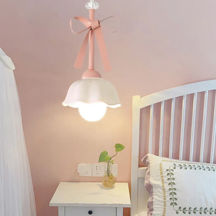 Suspension luminaire sissi avec abat-jour en céramique fleur blanche rose poudré et nœud décoratif en ruban