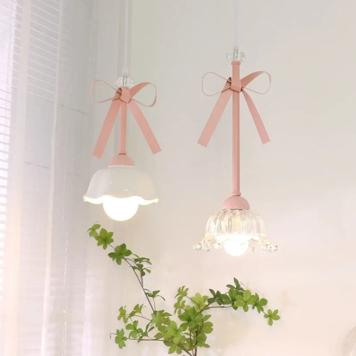 Suspension luminaire sissi avec abat-jour en verre floral et nœud décoratif rose poudré en tissu sur câbles
