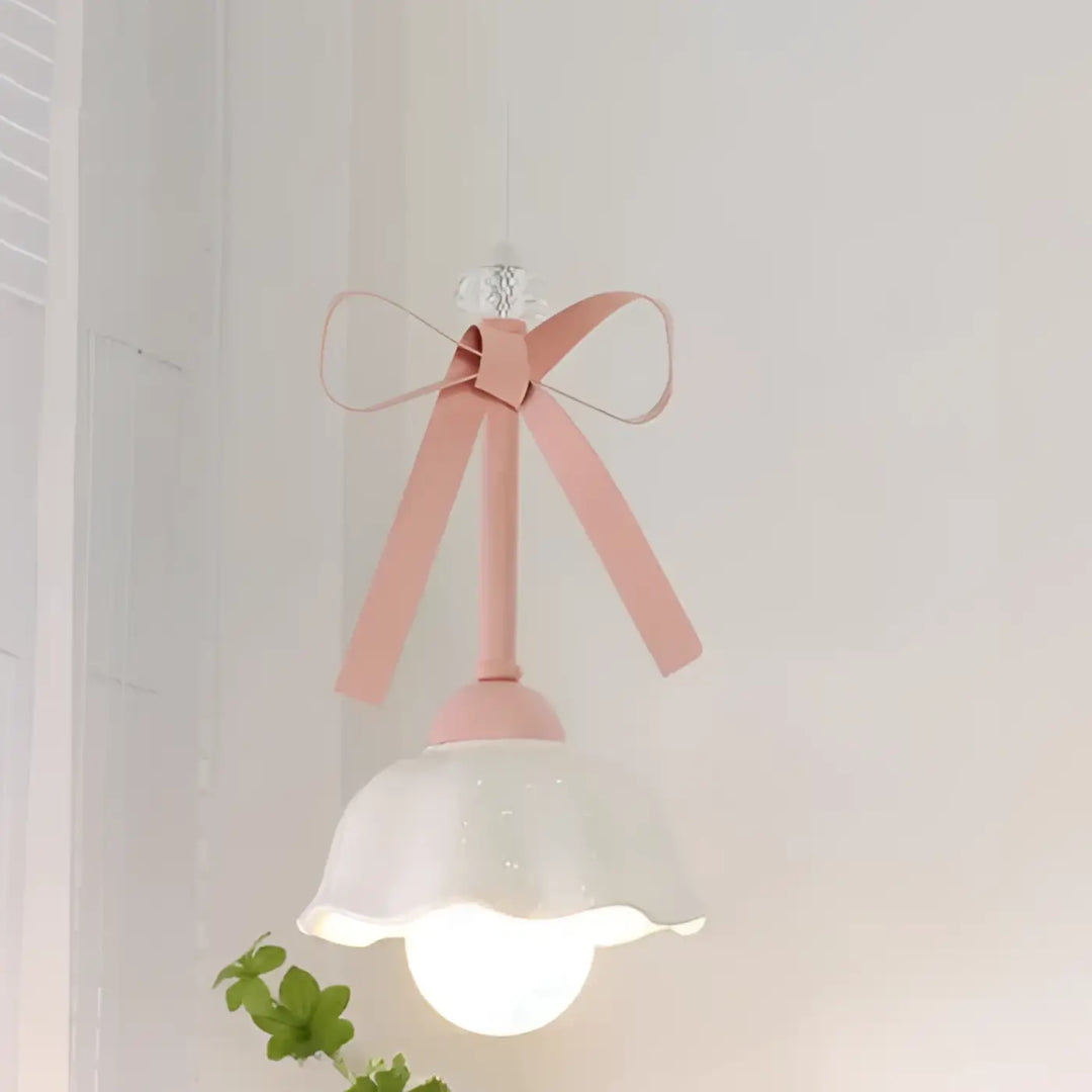 Suspension luminaire sissi avec nœud décoratif rose poudré et abat-jour blanc festonné en tissu