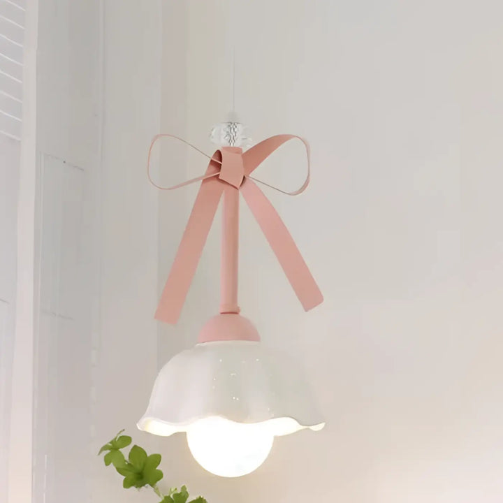 Suspension luminaire sissi avec nœud décoratif rose poudré et abat-jour blanc festonné en tissu