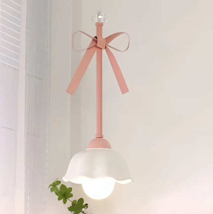 Suspension luminaire sissi avec nœud décoratif rose poudré et abat-jour blanc en forme de pétale