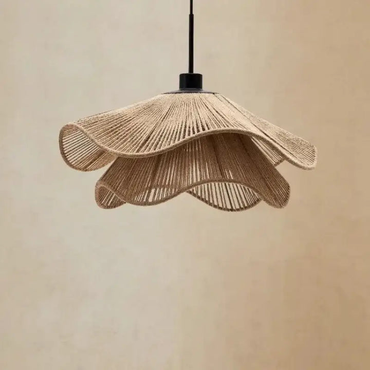 Suspension luminaire en rotin et chanvre idéal pour un restaurant

