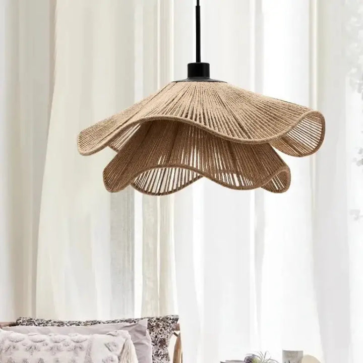 Suspension luminaire en rotin et chanvre idéal pour un restaurant

