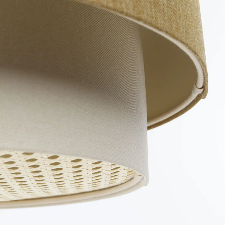 Suspension luminaire avec abat-jour en rotin beige à tissu texturé et design intérieur en treillis complexe