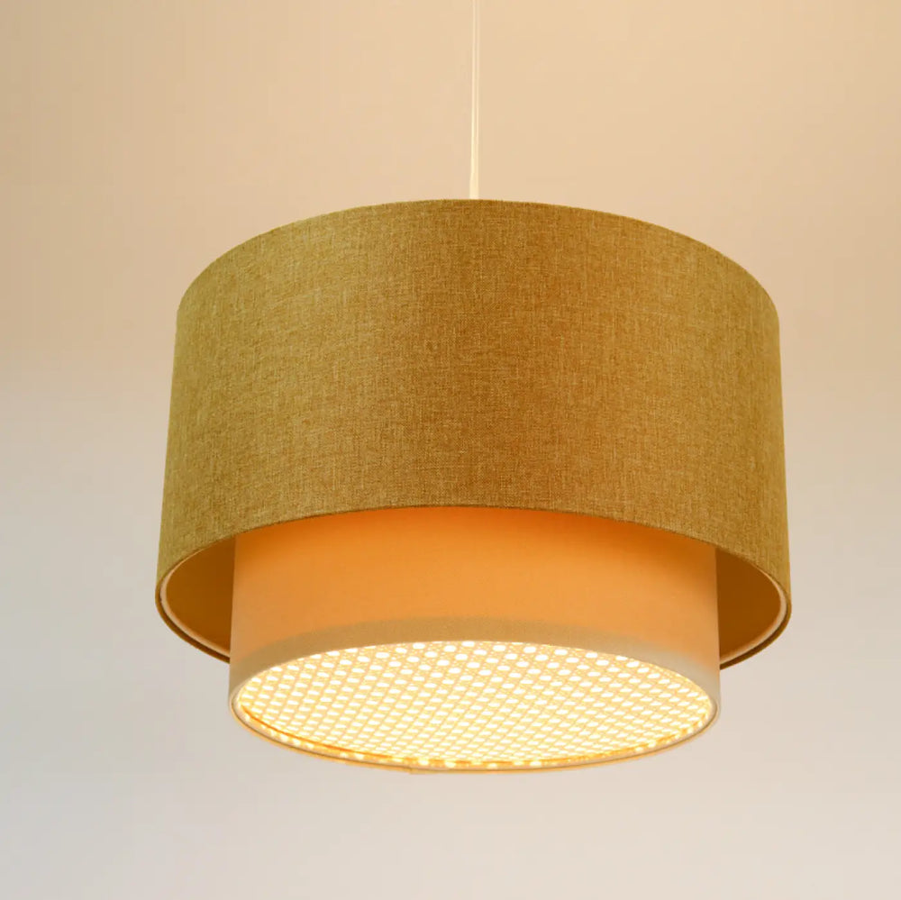 Suspension luminaire moderne à deux niveaux avec abat-jour en tissu vert olive texturé et anneau intérieur en motif nid dabeille éclairé