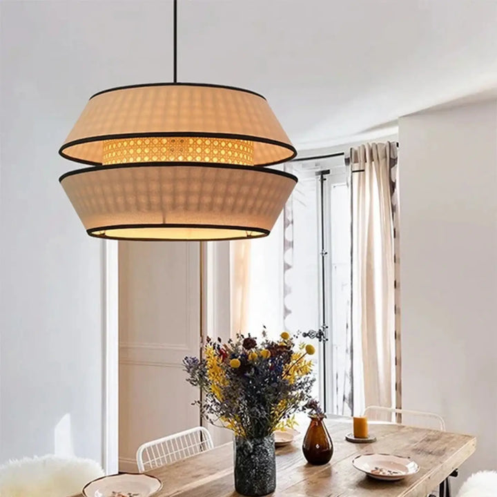 Suspension luminaire ambra en rotin naturel beige avec double abat en treillis noir décoratif