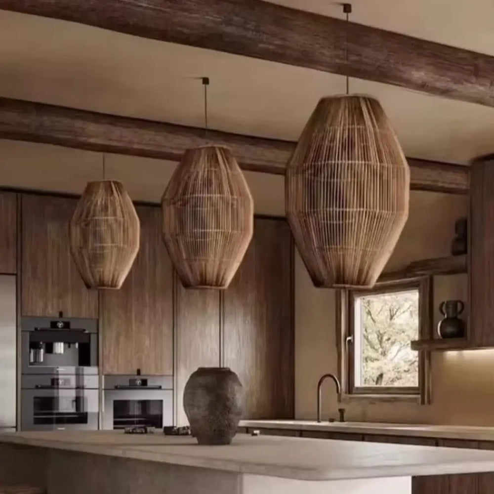 Suspension luminaire tianah avec trois abat-jours en rotin style scandinave tressé naturel aux tons chauds terreux