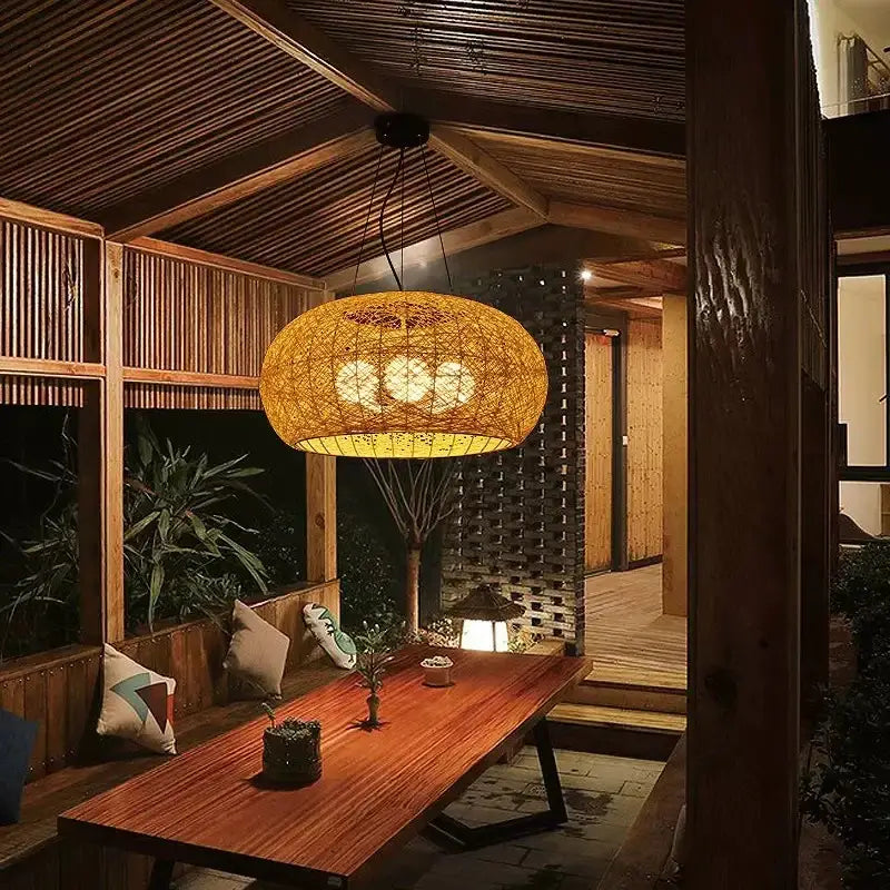 Suspension Luminaire en rotin tressé en forme ovale et zen

