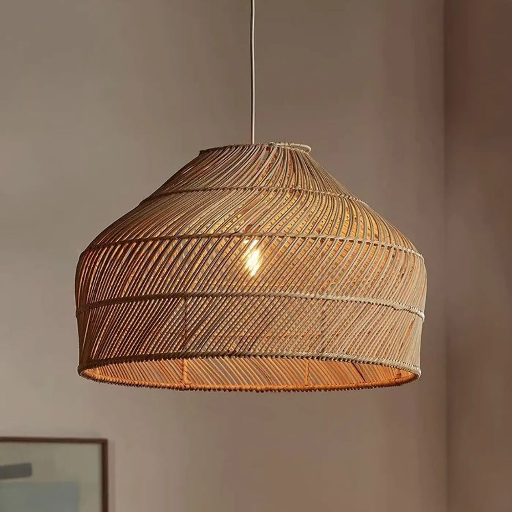 Suspension luminaire arona en rotin tressé de style bohème naturel avec forme dôme légèrement effilée et ton chaud