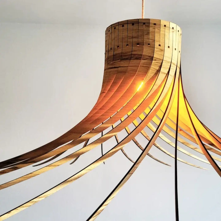 Suspension luminaire rotond en bois chaleureux avec lames courbes fluides rayonnant d’un dessus cylindrique