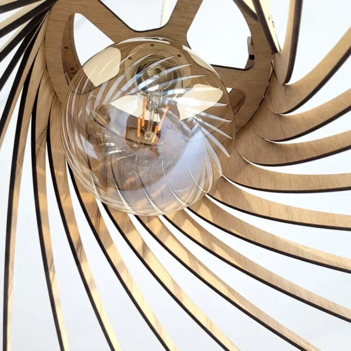 Suspension luminaire rotond en bois moderne ton chaud avec globe en verre clair et ampoule filament visible