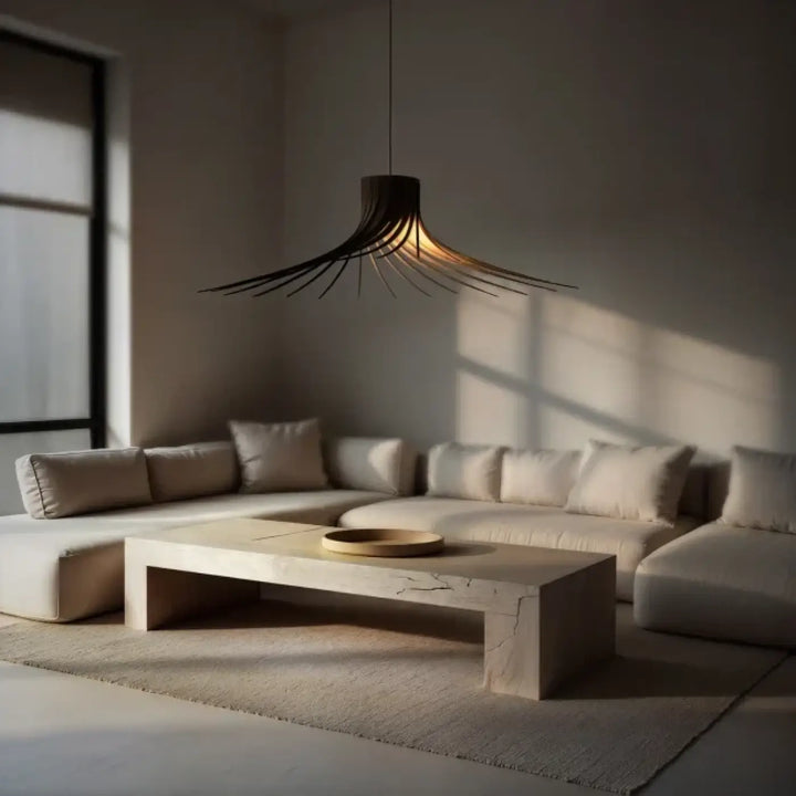 Suspension luminaire rotond noire moderne avec design radial en forme de ventilateur suspendue au-dessus dun salon minimaliste