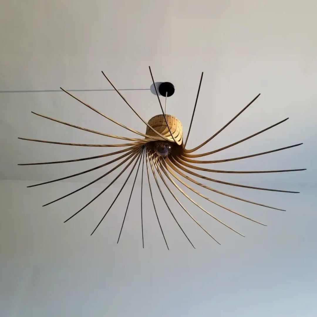 Suspension luminaire rotond moderne avec centre en bambou tissé et tiges métalliques fines en étoile