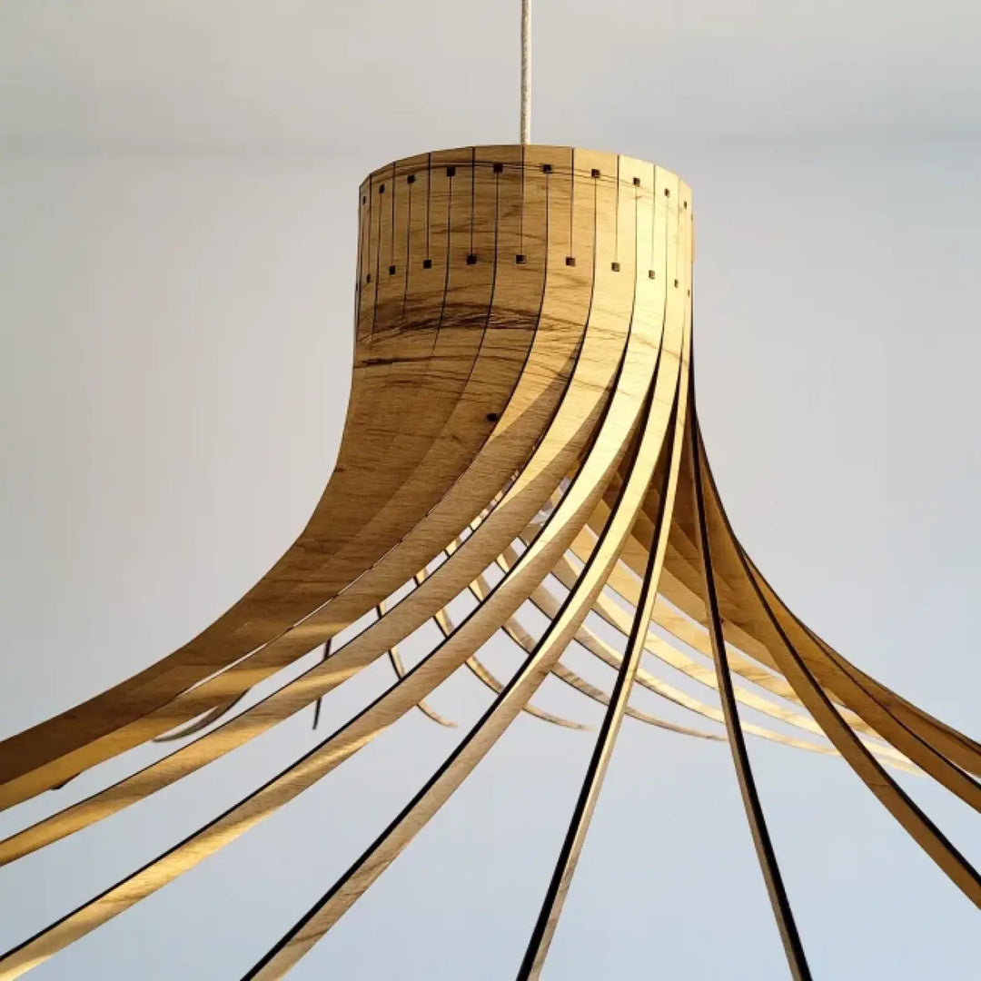 Suspension luminaire rotond en bois naturel avec design incurvé fluide composé déléments nécessaires en lames