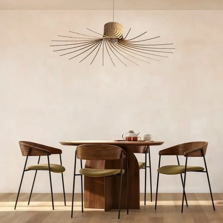 Suspension luminaire rotond avec centre en bois tressé et bras métalliques fins style soleil moderne