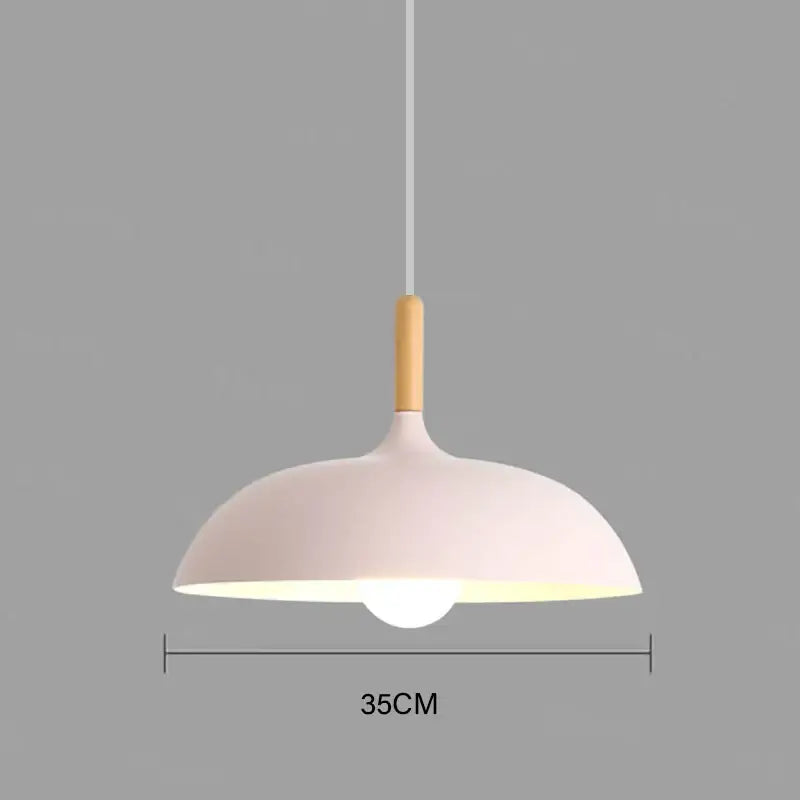 Suspension luminaire scandinave au design épuré avec détail bois

