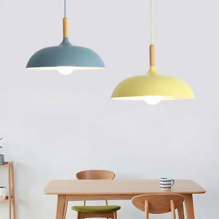 Suspension luminaire scandinave au design épuré avec détail bois

