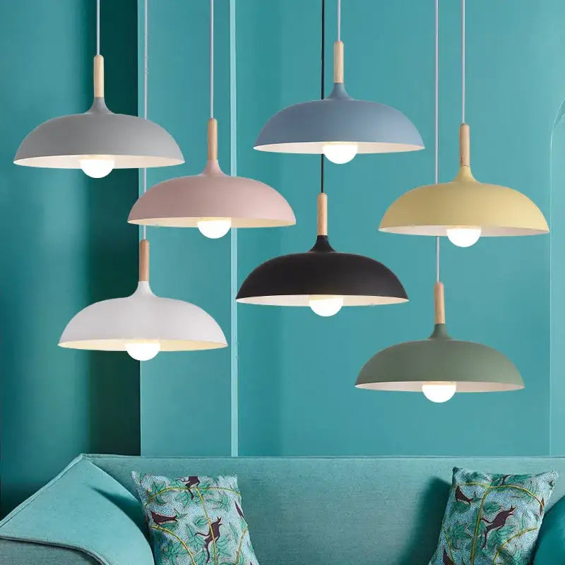 Suspension luminaire scandinave au design épuré avec détail bois

