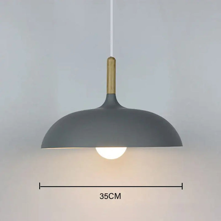 Suspension luminaire scandinave au design épuré avec détail bois

