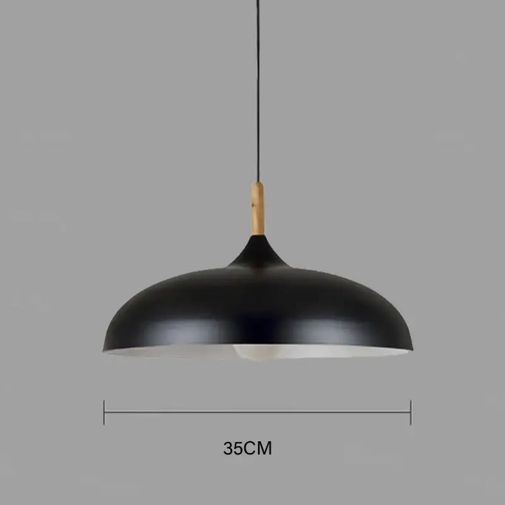 Suspension luminaire scandinave au design épuré avec détail bois

