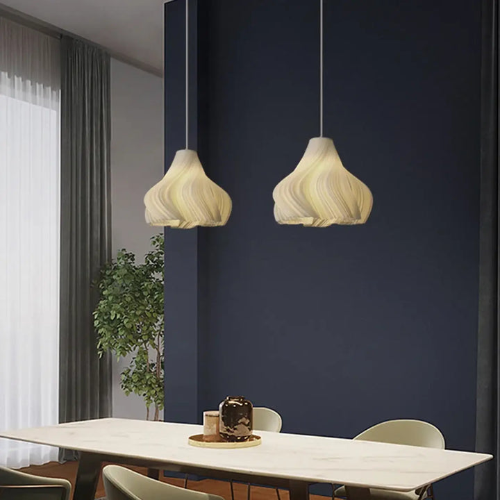 Deux suspensions luminaires wavel en ivoire avec design tourbillonnant idéales pour chambre élégante