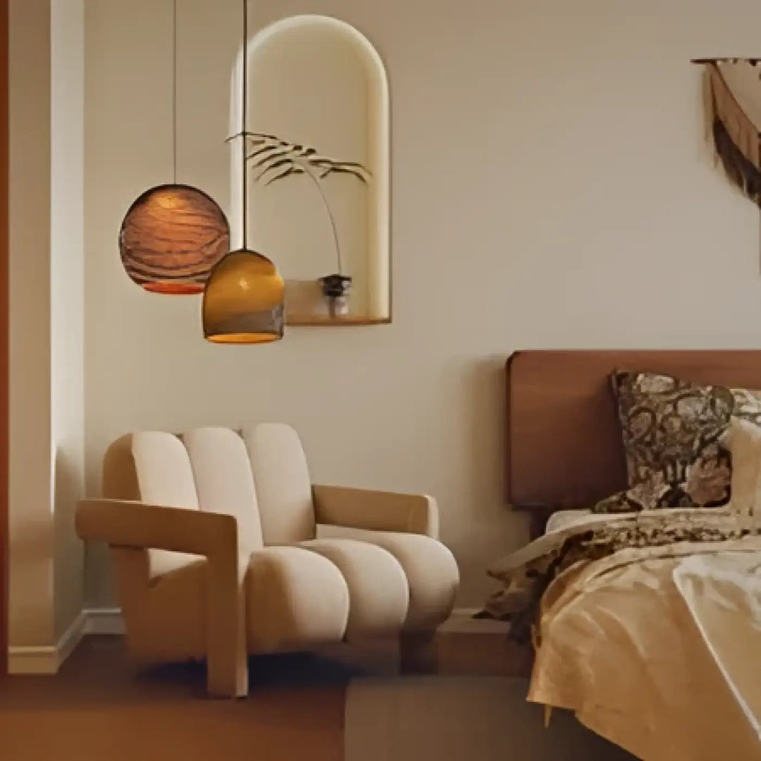 Fauteuil beige rembourré avec cadre en bois et dossier incurvé pour suspension luminaire naturelle nativa