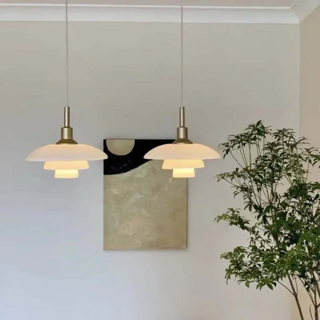 Suspension luminaire noida avec deux verre opalin en verre opalin et finition laiton brossé style danois