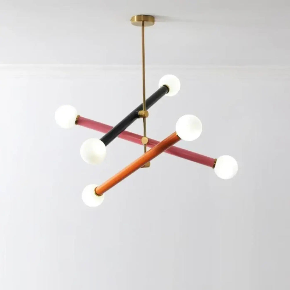 Suspension luminaire tsara avec tubes géométriques noirs, roses et bois tenant des globes en verre dépoli pour lumière diffuse