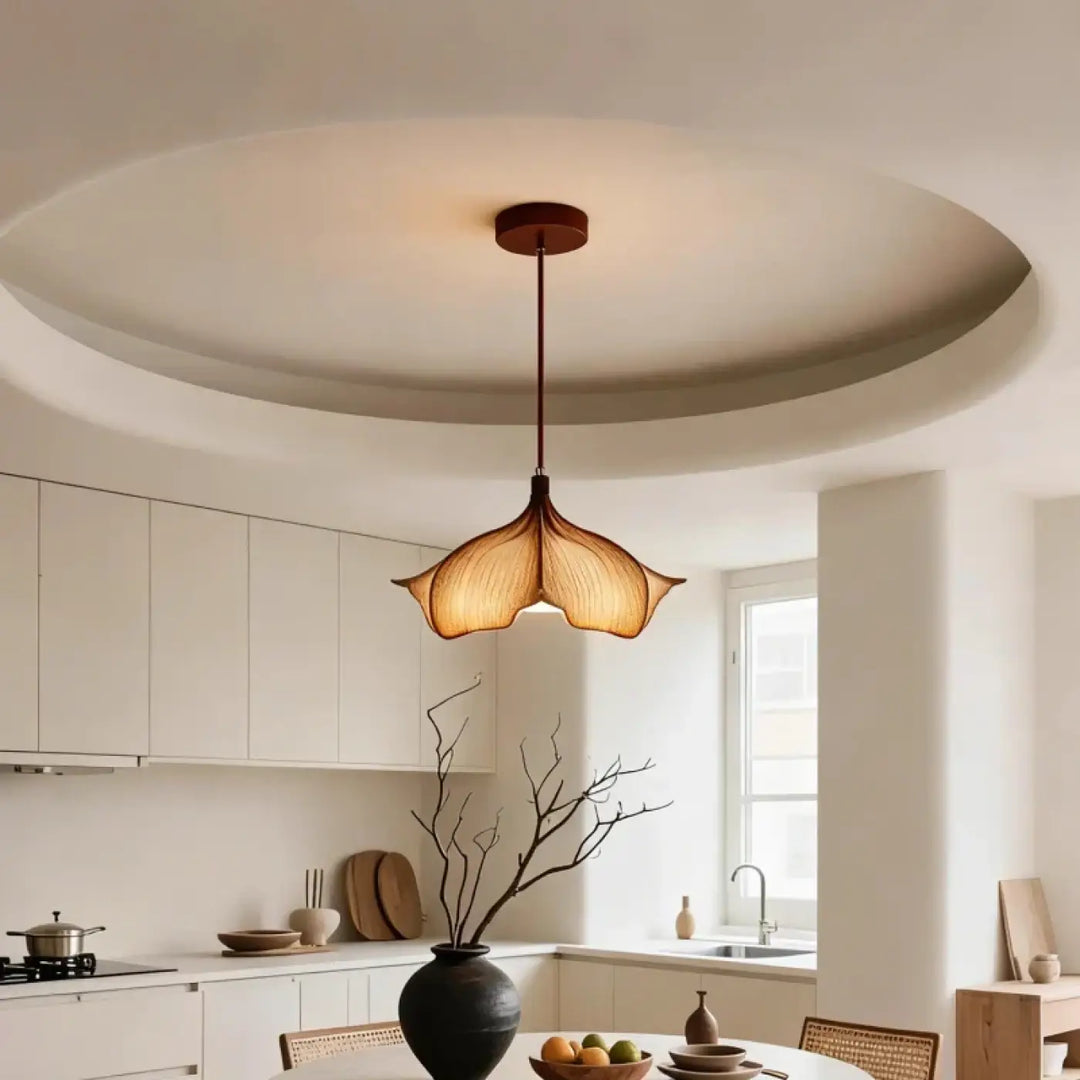 Suspension luminaire petunia style floral avec abat-jour en fibre naturelle tressée et fixation en bois foncé