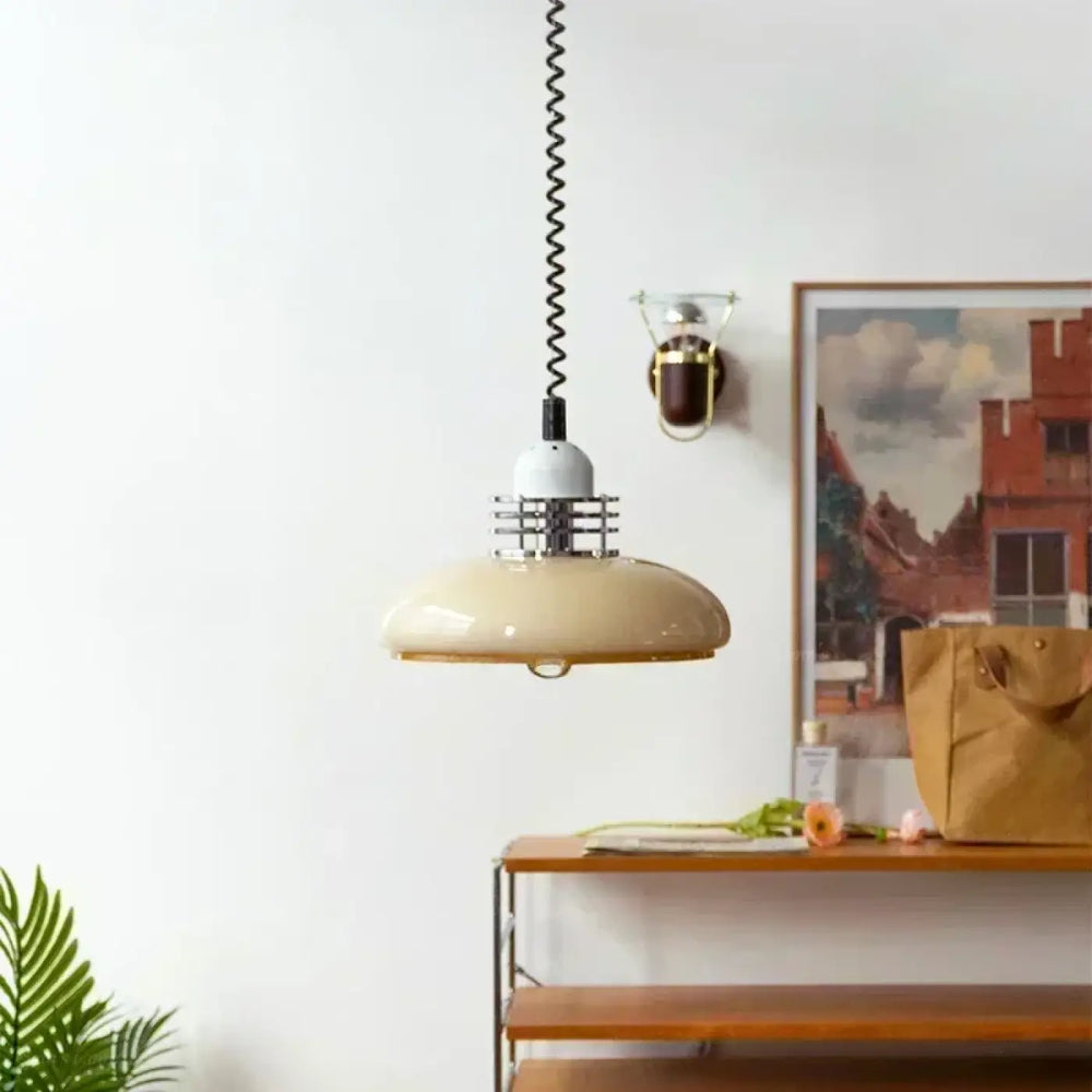 Suspension luminaire bau en céramique crème avec cage métallique et corde noire pour une ambiance unique style rétro