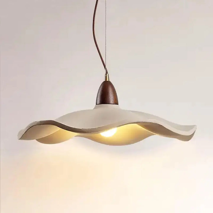 Suspension luminaire style scandinave beige avec détail bois chic