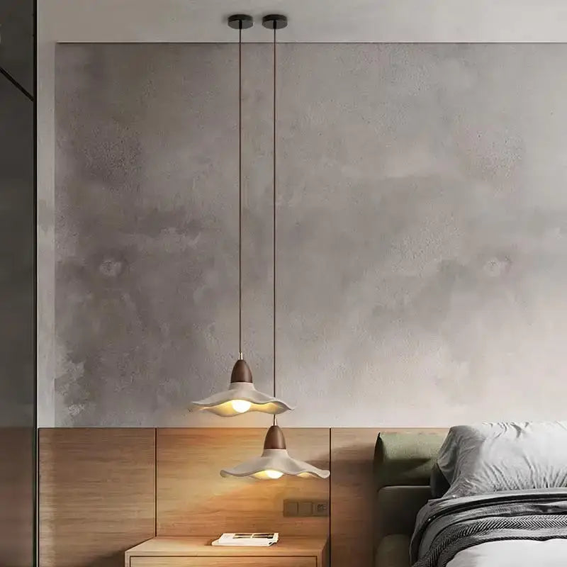 Suspension luminaire style scandinave beige avec détail bois chic