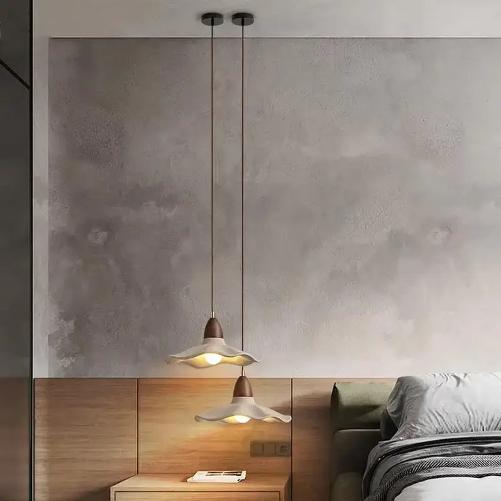 Suspension luminaire style scandinave beige avec détail bois chic