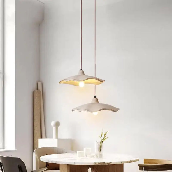 Suspension luminaire style scandinave beige avec détail bois chic