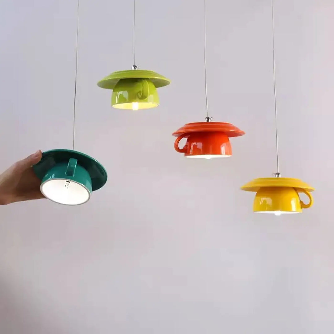 Suspension luminaire tasse en céramique vibrante avec teintes vertes, orange et jaune pour un design contemporain