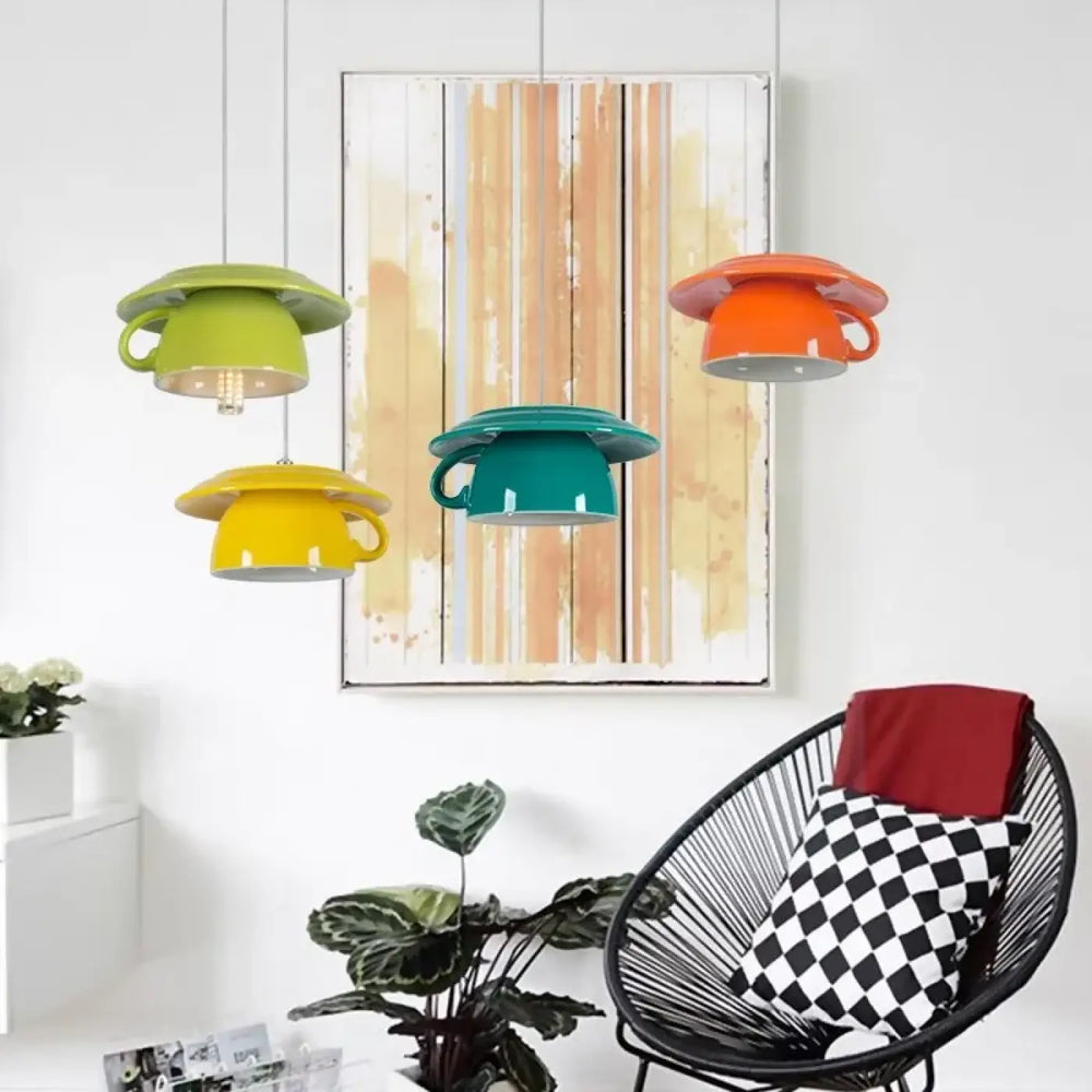 Suspension luminaire tasse tassa en céramique brillante et colorée avec design contemporain en vert, orange, jaune et teal