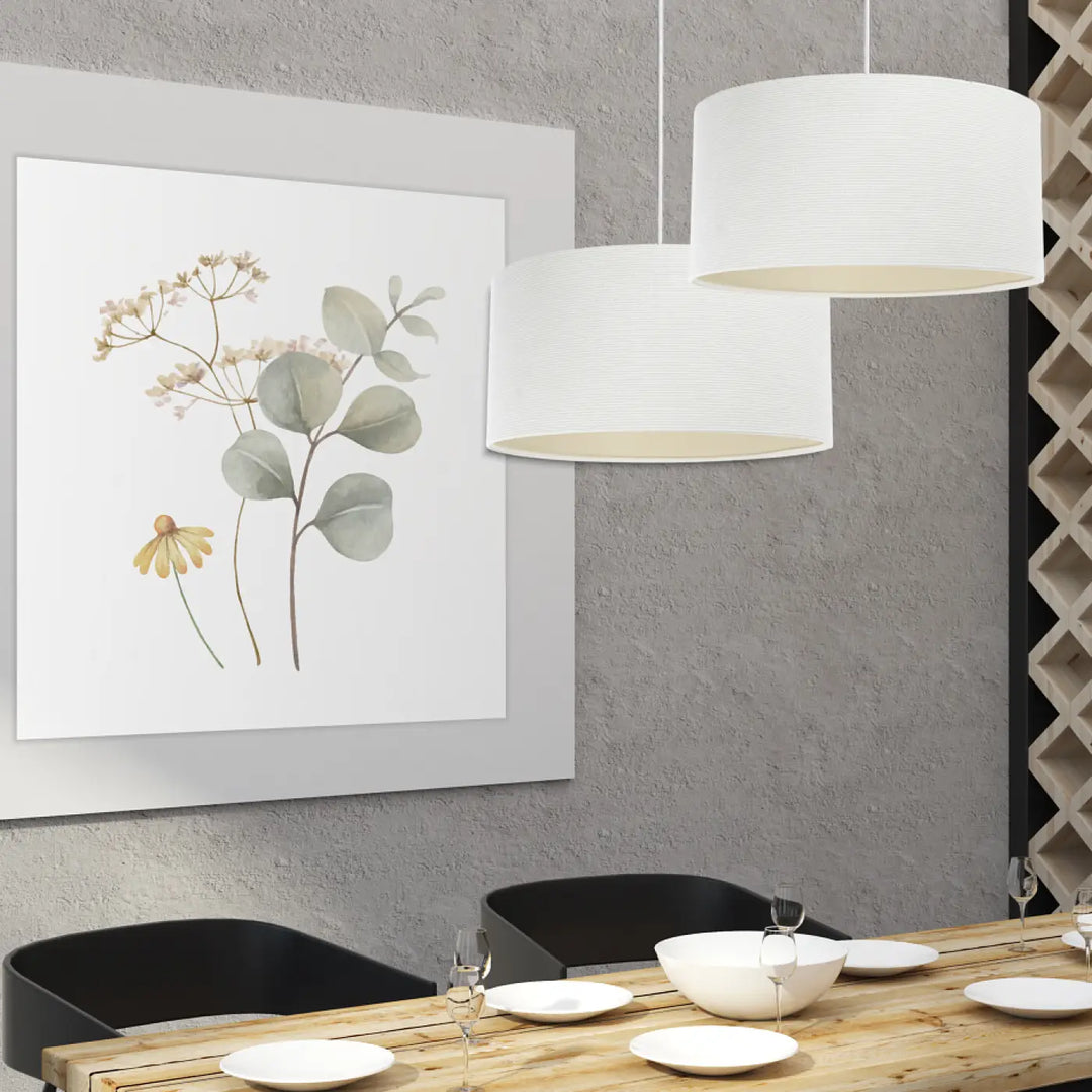 Suspension luminaire blanc crème avec tissu blanc crème et texture côtelée suspendue au-dessus d une table en bois